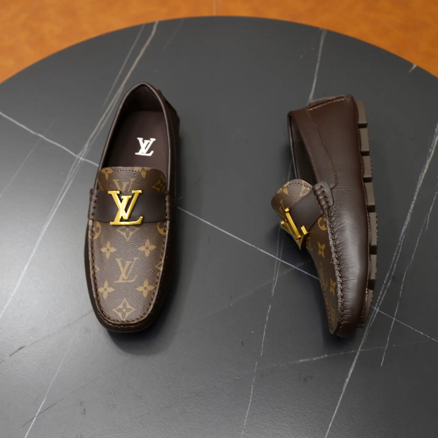 Ex-factory price: 480💰【LV】Louis Vuitton ⚠️High-end men’s driving and pedal series ⚠️38-44 (customized for 45) ⚠️All original cowhide leather! Thick and soft! Made entirely of calfskin lining! Rubber sheet anti-slip beanie sole! Three-dimensional package technology! Fashionable and classic! Handicrafts! Original high quality! Feel free to compare!